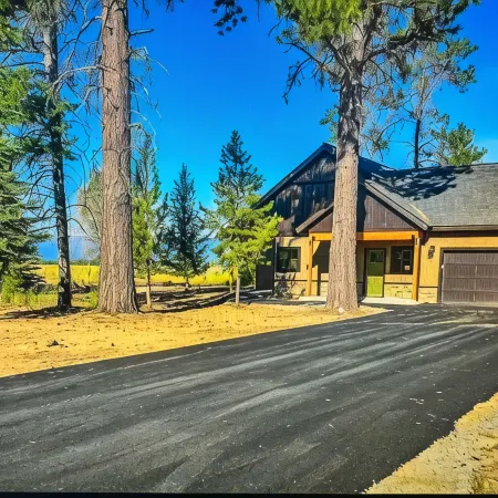 Cozy 3-bedroom cabin in tranquil Donnelly with WiFi, AC