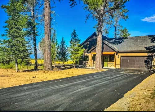 Cozy 3-bedroom cabin in tranquil Donnelly with WiFi, AC