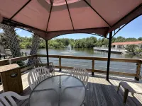 Cozy little Lake Front Park Model - Bungalows
