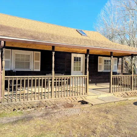 Cozy cabin in charming Kenoza Lake with WiFi, AC, pond,fire pit, lotof amenities