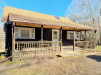 Cozy cabin in charming Kenoza Lake with WiFi, AC, pond,fire pit, lotof amenities