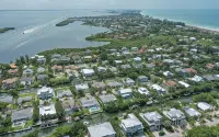Beach Bungalow: Pet Friendly, Best Canal, Dock, Beach, Pool. Renovated in 2025