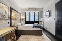Timeless New York Stay —Walk to Broadway, Times Square & More 1-bedroom building - Bungalows