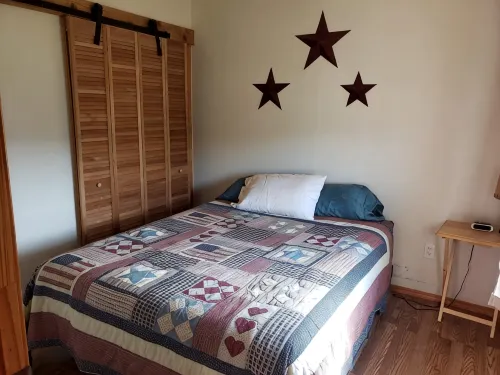 Secluded cabin w/big wrap around deck minutes away from Cossatot River - 2-Star