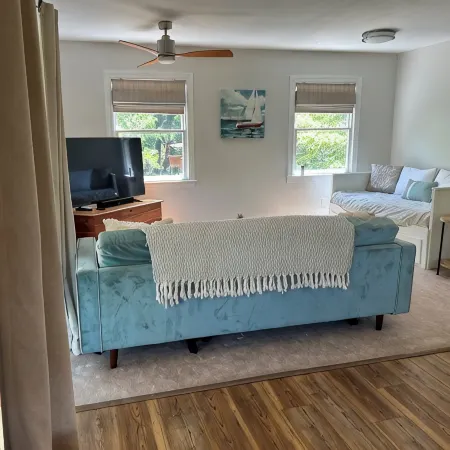 Charming studio in lovely Topping with AC, WiFi that has stunning water views!