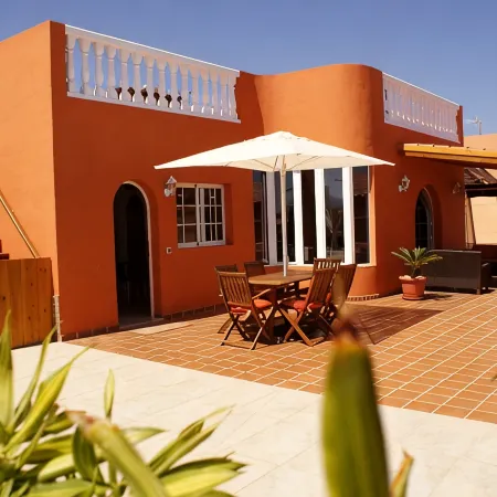 4 Bed Villa in Town, 10m Pool, Kid Slide, Pool Fence, BBQ, Outdoor Lounges