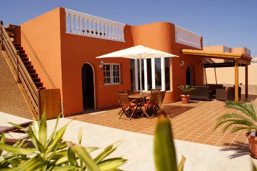 4 Bed Villa in Town, 10m Pool, Kid Slide, Pool Fence, BBQ, Outdoor Lounges - Villas