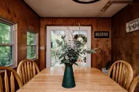 Riverfront cabin on Chauga River "Boarhogs  Place"