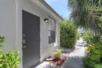 Spacious studio, 2 blks walk to Ave, close to beach, pets allowed, free parking