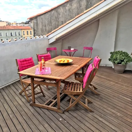 Contemporary bright apartment on Quai Royal with large terrace Sèt