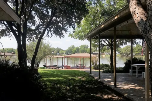 Firefly Cottage - Lakefront Cottage with Huge Dock on Quiet Cove - balcony
