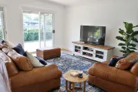 Cheerful Cottage Perfect for groups - Pool Table, Fire pit, Wifi & AC - 2 ดาว