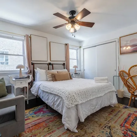Cozy Private & Spacious  6-bedroom Duplex with Parking in charming Evanston