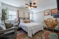 Cozy Private & Spacious  6-bedroom Duplex with Parking in charming Evanston