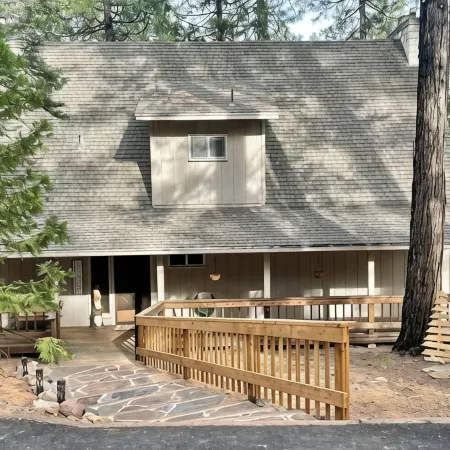 Bright and Cozy Cabin in Blue Lake Springs