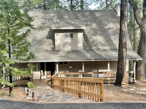 Bright and Cozy Cabin in Blue Lake Springs