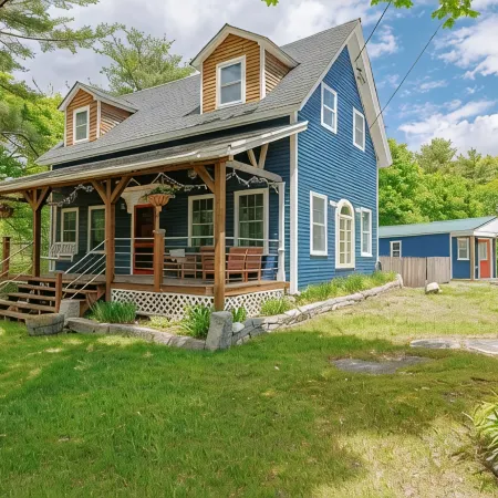 Old Maine style w/ modern amenities - dog friendly