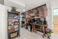 Gorgeous basement apt. w/chef kitchen, SPA bath, movie theater, hot tub & sauna