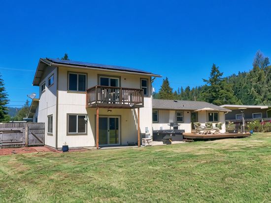 Spacious House with Game Room, 2 mins from Jed Smith Redwood Park & Smith River