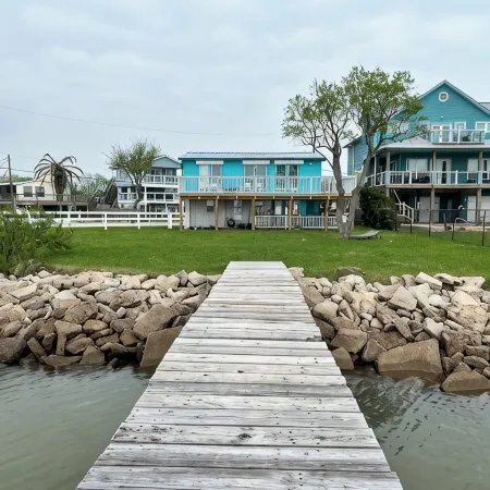 Waterfront 3 Bedroom House, San Leon Tx with Private Fishing Pier Blue Crab Casa