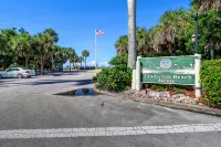 Couples Hideaway | Close to Everything | Short Walk to Beach - 4-Star
