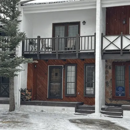 Ski-in/Ski-Out, Steps to Lifts, 1 Block to Downtown, Updated & Clean