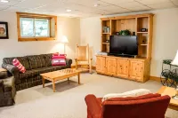 Ski in/Ski out 2 Bedroom Directly on Grammy Jay Run