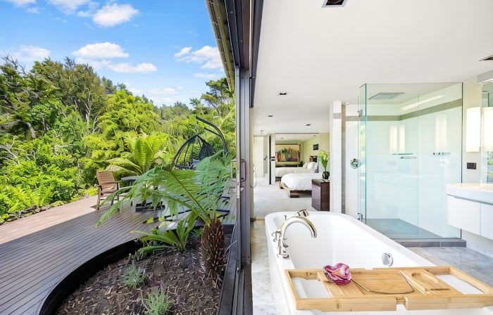 Jacuzzi Suite - Ocean Views & Beach Access