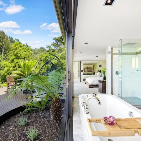 Jacuzzi Suite - Ocean Views & Beach Access