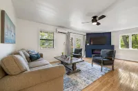 LAKEVIEW- Newly updated, minutes to marina
