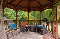 Mountain Veiws, Hot Tub,Treehouse,Gameroom, Child Playroom, Pet Friendly - 3-Star