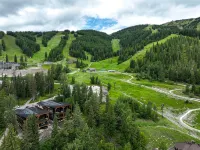 Luxurious New Ski-In Ski-Out Estate w/ Hot tub: Your Ultimate Mountain Getaway - بوتيك