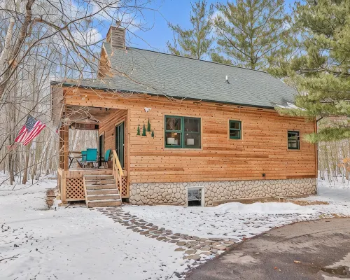 Private Modern Cabin with Hot Tub on 11 Acres - the Perfect up North Getaway スコットのホテル