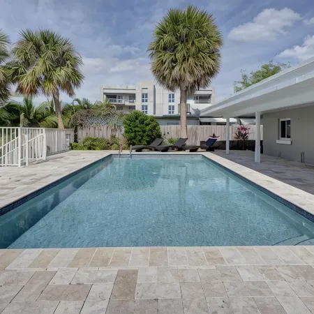 2 blocks to the beach-Dock-Ocean Access boating-Pool-Grill-Fully updated-Tikihut