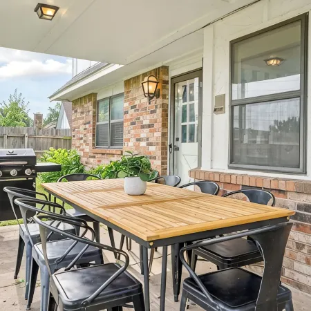 The Full House— Beds~Near Rose District~Shuffleboard~Poker Room~Game Room