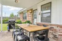 The Full House— Beds~Near Rose District~Shuffleboard~Poker Room~Game Room