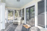 Old Town Bluffton Cottage + Free Golf Cart - Fenced Yard - Downtown - Sleeps 8 - Bathtub