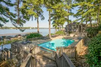 Lake Hamilton Condo - Sleeps 4, Pool, and Hot Tub! - 3-Star