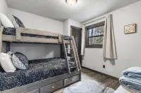 Bluebird Cottage - Hot Tub - Pool - Coffee - Fire Pit - less than 1 mile to SDC! - Hytter