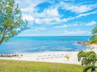 2023 Renovated The Retreat 17 Oceanview ground floor condo steps to ocean/beach Hotels in Rum Point