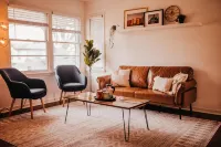 The Burrow-Cozy 3 Bdrm HM - Free Parking - 4-stjärniga