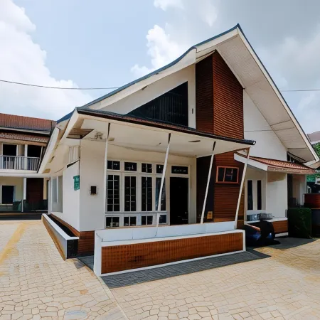 RedDoorz near Rita Super Mall Purwokerto 3