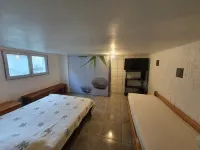50 m2 basement apartment (ceiling height 1.80 m) Hôtels à : Figari