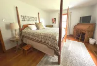 Perfect Summer Getaway- 2 Bed, Large Private Yard, Ravine Lot, Gameroom - 4 tähden