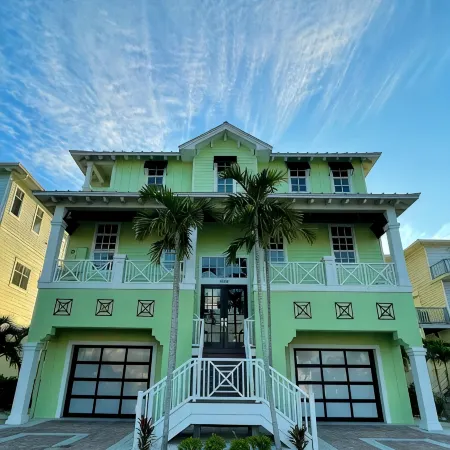 Luxury Beachfront Home - Rooftop Deck - Pool & Spa
