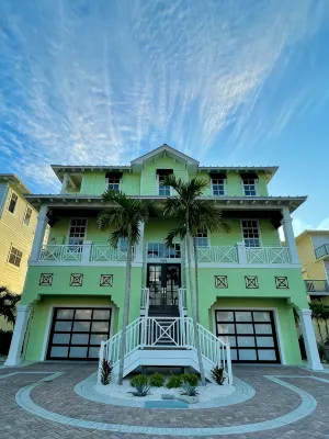 Luxury Beachfront Home - Rooftop Deck - Pool & Spa - Boutique