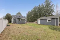 Peaceful Portage Lakes Retreat • Spacious 3Br on Private 1‑ Lot - Homestays