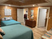 Peaceful 5-Bedroom, 3-Bathroom Lake Front Cabin with 2 Porches for Relaxing. - シャレー