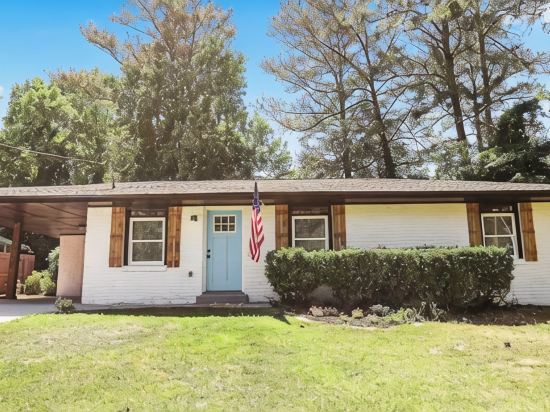 Fall Special! Close to Everything, Remodeled 3 Bdrm House, Large Deck