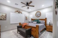 New home located in the "heart" of AZ. Come explore AZ. So much to see and do. - Homestays